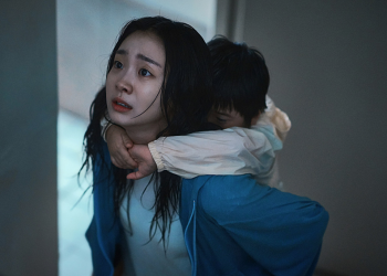 영화 대홍수에서 아역배우를 업고 달리는 김다미의 모습