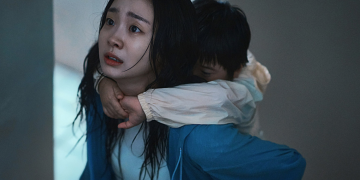 영화 대홍수에서 아역배우를 업고 달리는 김다미의 모습