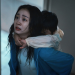 영화 대홍수에서 아역배우를 업고 달리는 김다미의 모습