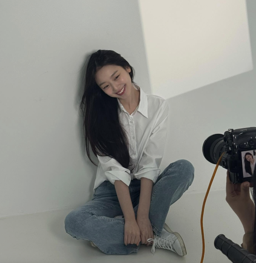 하얀 셔츠와 청바지 차림으로 촬영 중인 배우 이수민