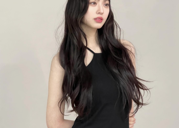 검은 드레스를 입고 포즈를 취한 배우 이수민