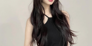 검은 드레스를 입고 포즈를 취한 배우 이수민