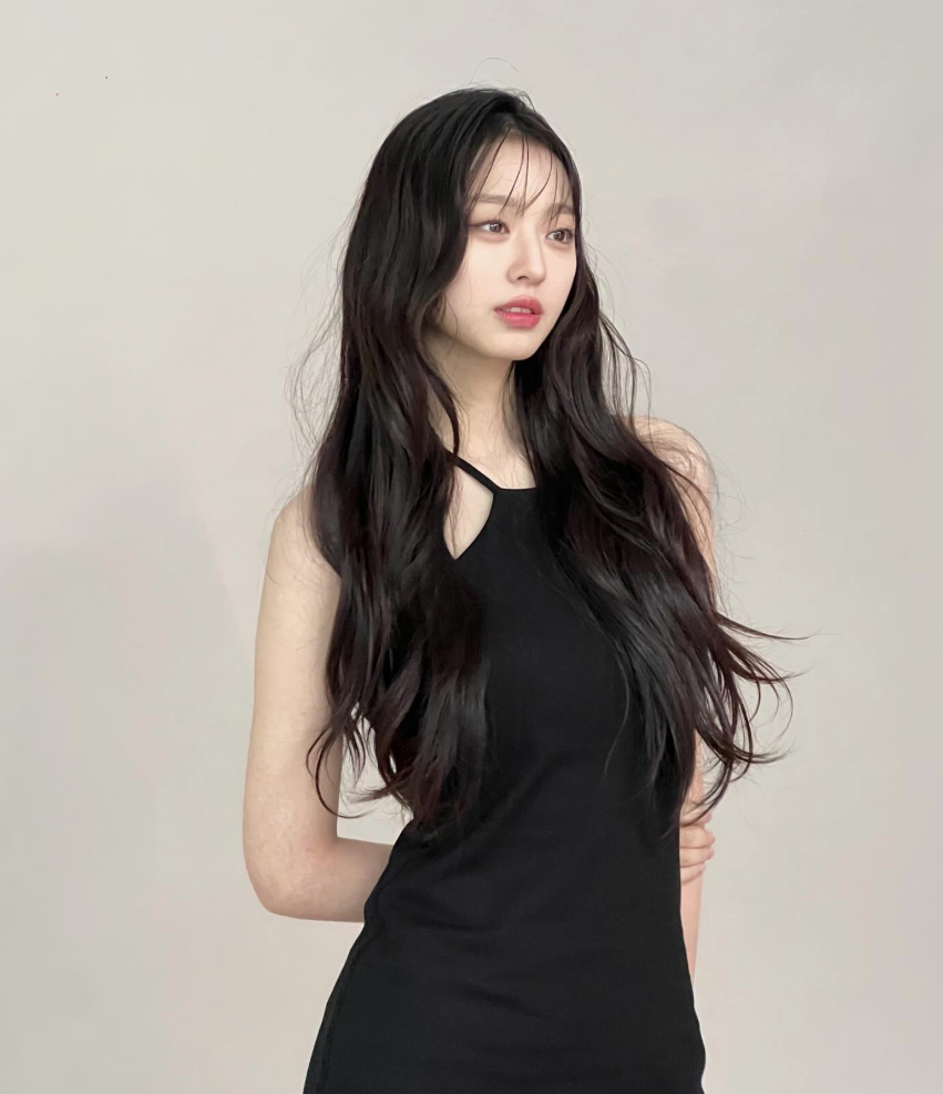 검은 드레스를 입고 포즈를 취한 배우 이수민