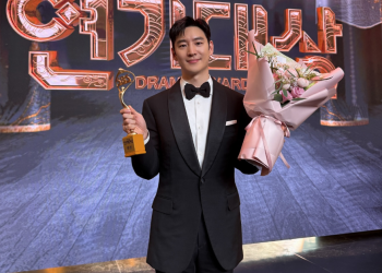 SBS 연기대상에서 대상을 수상한 배우 이제훈의 모습