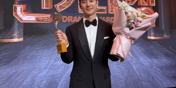 SBS 연기대상에서 대상을 수상한 배우 이제훈의 모습