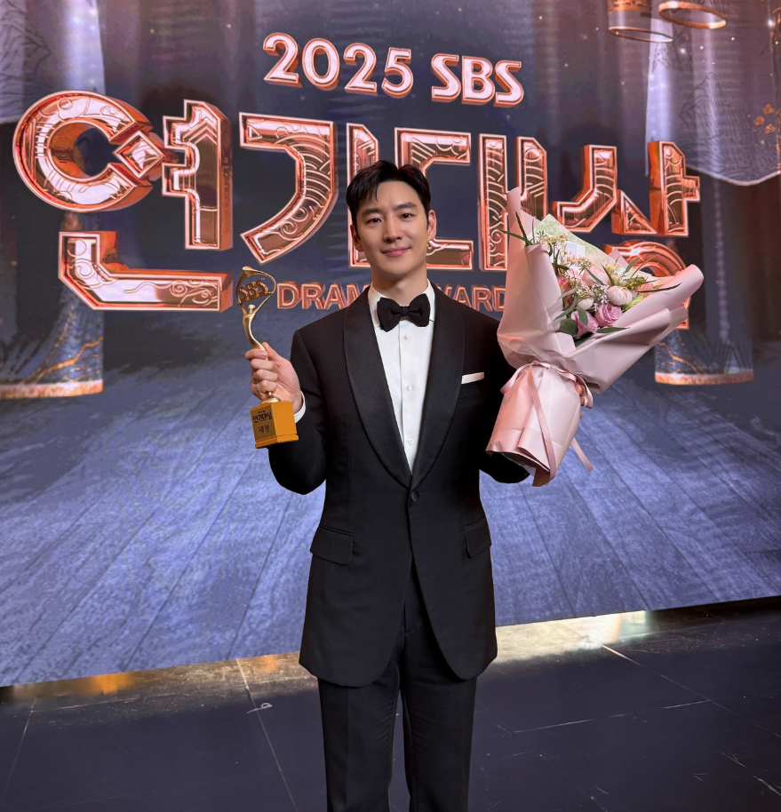 SBS 연기대상에서 대상을 수상한 배우 이제훈의 모습