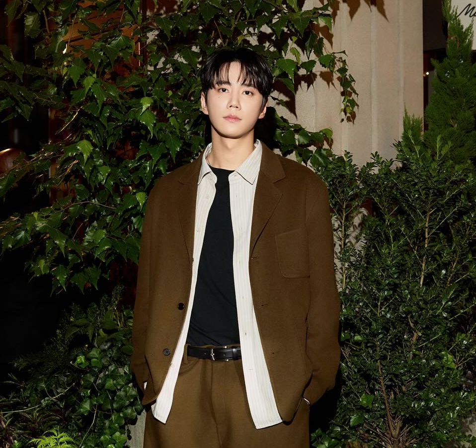 COS 스토어 화보 촬영에 참여한 배우 이준영의 모습