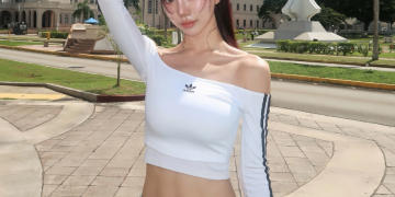 괌에서 크롭탑을 입고 촬영한 모델 이예닮