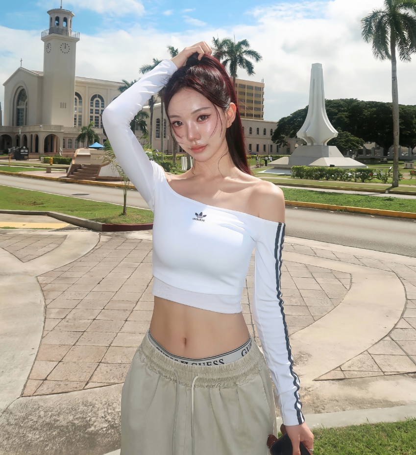 괌에서 크롭탑을 입고 촬영한 모델 이예닮