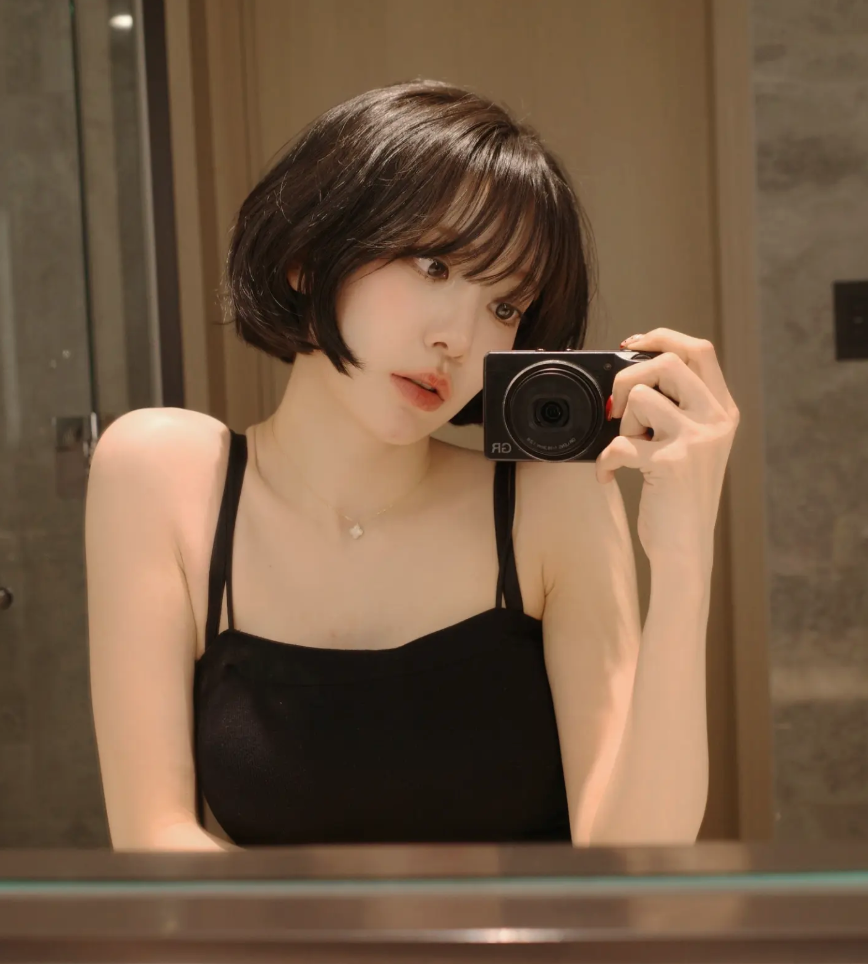 르세라핌 사쿠라가 SNS에 공개한 일상 셀카