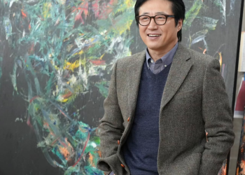 화가로 활동 중인 박신양이 대형 회화 작품 앞에서 포즈를 취한 모습