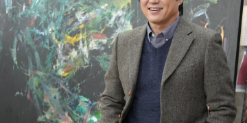 화가로 활동 중인 박신양이 대형 회화 작품 앞에서 포즈를 취한 모습