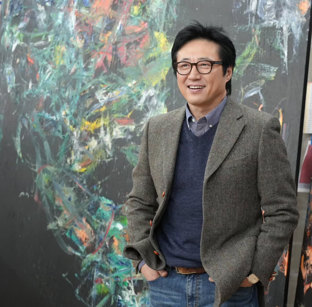 화가로 활동 중인 박신양이 대형 회화 작품 앞에서 포즈를 취한 모습