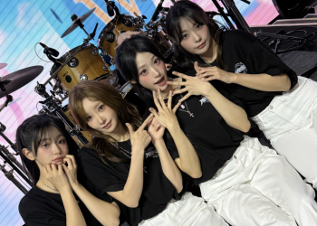 2025 QWER 1ST WORLD TOUR ROCKATION 쿠알라룸푸르 공연 후 무대 위에서 포즈를 취한 QWER 멤버들 단체 사진