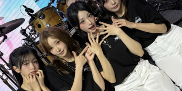 2025 QWER 1ST WORLD TOUR ROCKATION 쿠알라룸푸르 공연 후 무대 위에서 포즈를 취한 QWER 멤버들 단체 사진