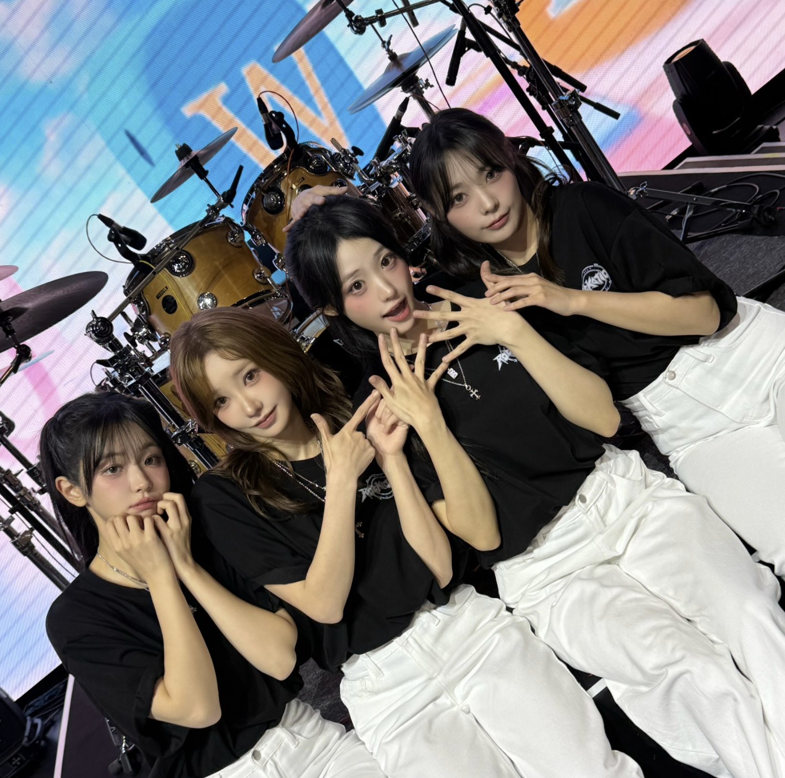 2025 QWER 1ST WORLD TOUR ROCKATION 쿠알라룸푸르 공연 후 무대 위에서 포즈를 취한 QWER 멤버들 단체 사진