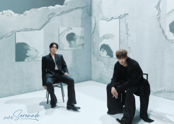 세븐틴 도겸과 승관이 미니앨범 소야곡 공식 포스터에서 차분한 분위기로 앉아 있는 모습