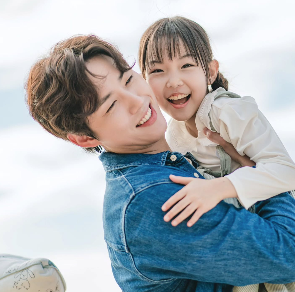백성현 극 중 아역 배우를 안고 웃는 모습