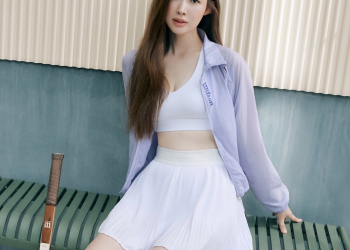 윌슨 브랜드 화보 촬영에서 포즈를 취하는 차정원