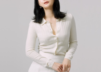여성동아 인터뷰 촬영 당시 화이트 의상을 입고 포즈를 취한 배우 최정윤 모습