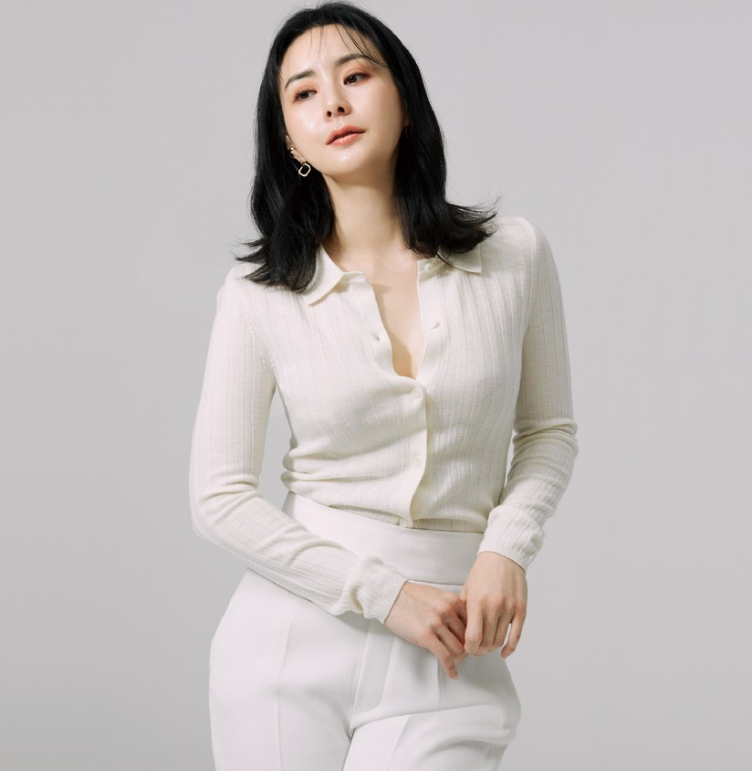 여성동아 인터뷰 촬영 당시 화이트 의상을 입고 포즈를 취한 배우 최정윤 모습