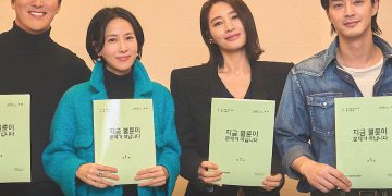 쿠팡플레이 시리즈 지금 불륜이 문제가 아닙니다 주연 배우들이 대본을 들고 촬영한 모습
