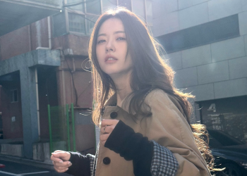 고아라가 길거리에서 포착된 일상 모습으로 화보처럼 보이는 분위기의 사진