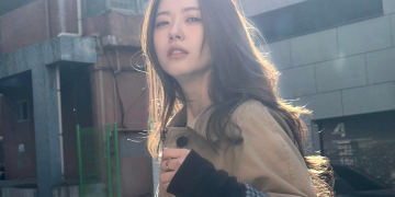 고아라가 길거리에서 포착된 일상 모습으로 화보처럼 보이는 분위기의 사진