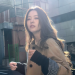 고아라가 길거리에서 포착된 일상 모습으로 화보처럼 보이는 분위기의 사진