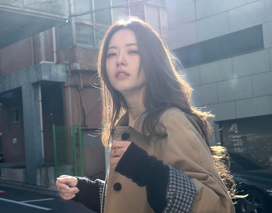 길거리에서 포착된 고아라의 일상적인 모습