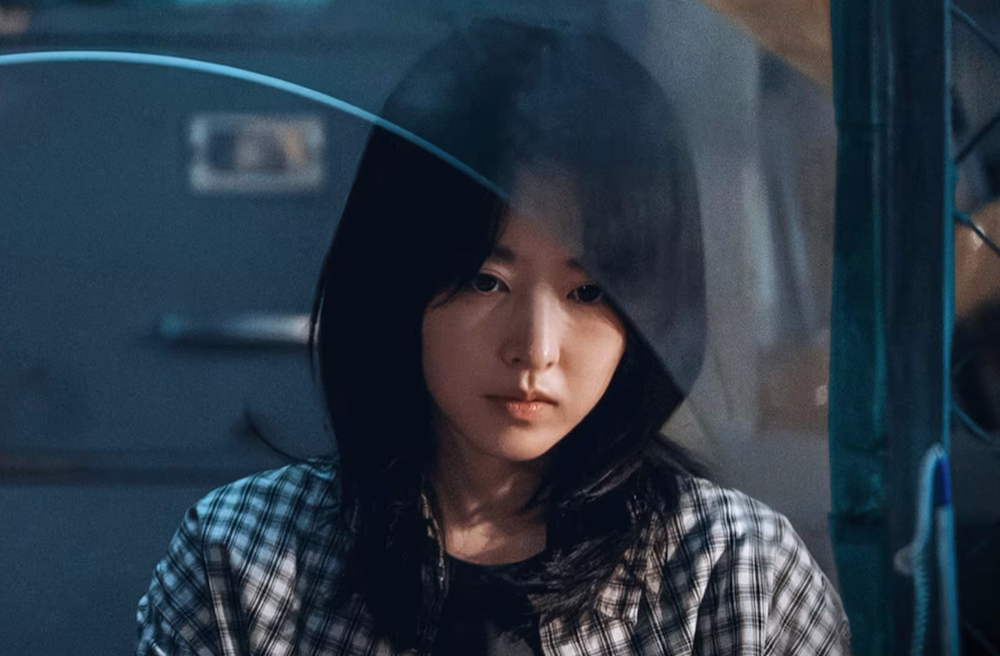 드라마 골드랜드 스틸컷에서 어두운 공간에 앉아 있는 박보영의 모습