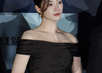 영화 휴민트 시사회에서 블랙 오프숄더 드레스를 입은 신세경의 모습