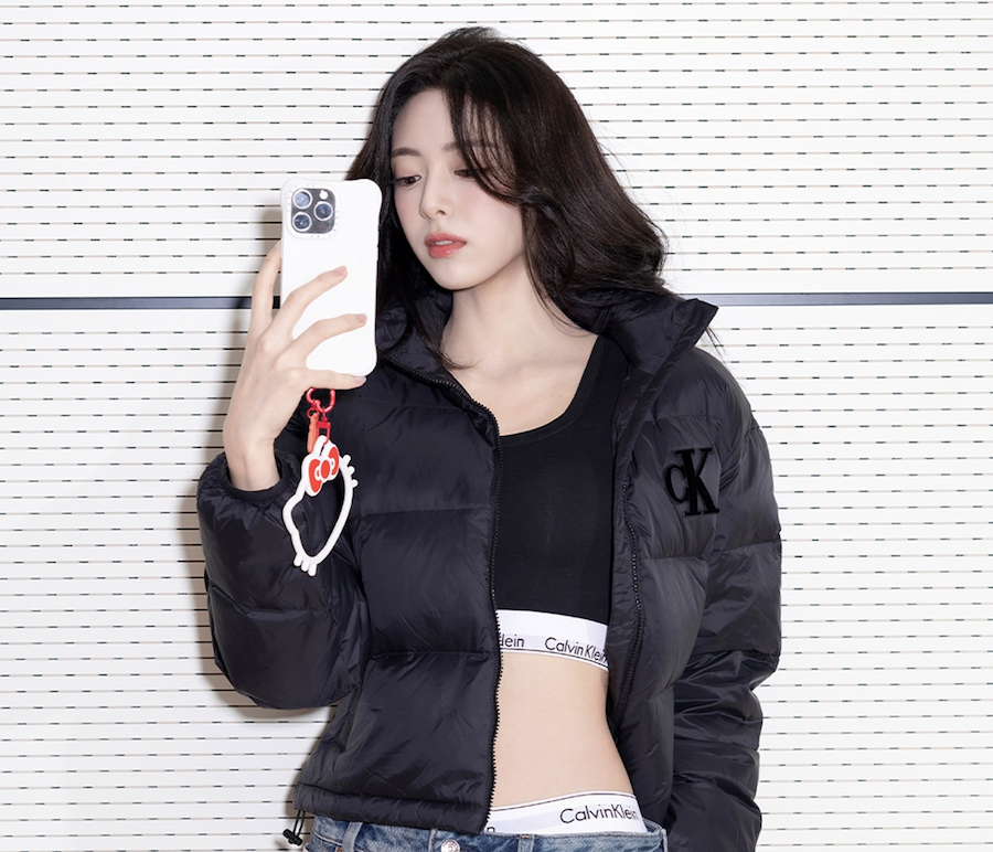 켈빈클라인 화보 촬영 현장에서 블랙 패딩과 크롭탑 스타일링을 선보인 잇지 유나