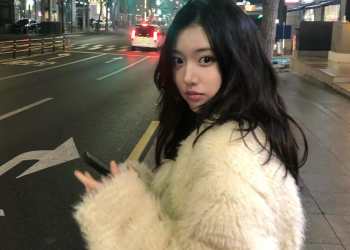 서울 도심 밤거리에서 촬영된 정다빈의 SNS 일상 사진