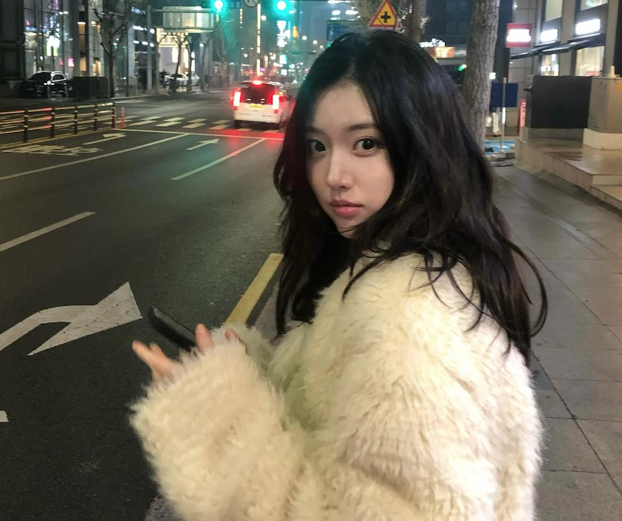 서울 도심 밤거리에서 촬영된 정다빈의 SNS 일상 사진