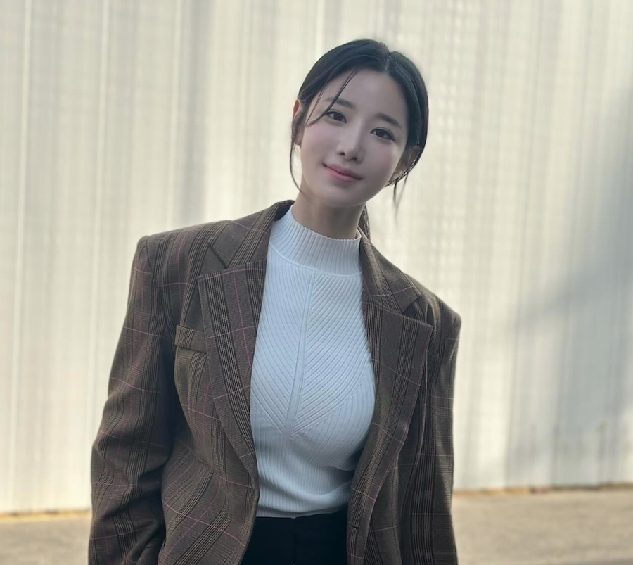 조현 개인 SNS에 올라온 브라운 재킷 차림의 일상 사진