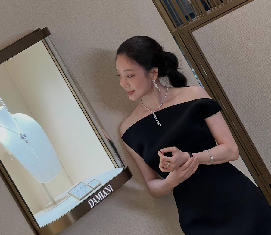 까사 다미아니 청담점에서 전시를 둘러보는 정려원의 모습