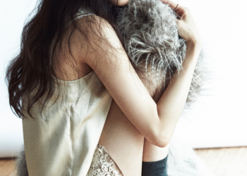 뉴발란스 화보 촬영 중 자연스러운 포즈를 취한 정려원의 모습
