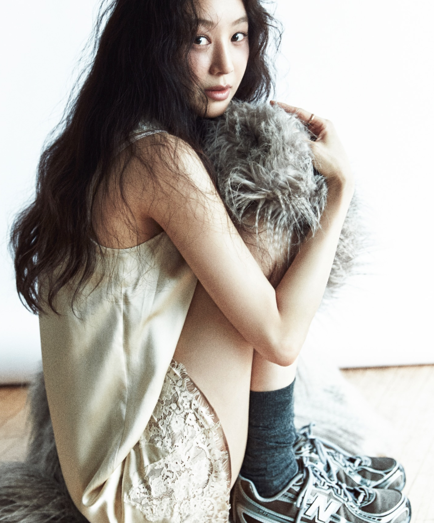 뉴발란스 화보 촬영 중 자연스러운 포즈를 취한 정려원의 모습