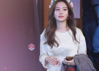 영화 나쁜녀석들 시사회 현장에서 꽃 화관을 착용한 김아중 모습