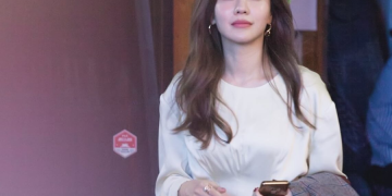 영화 나쁜녀석들 시사회 현장에서 꽃 화관을 착용한 김아중 모습
