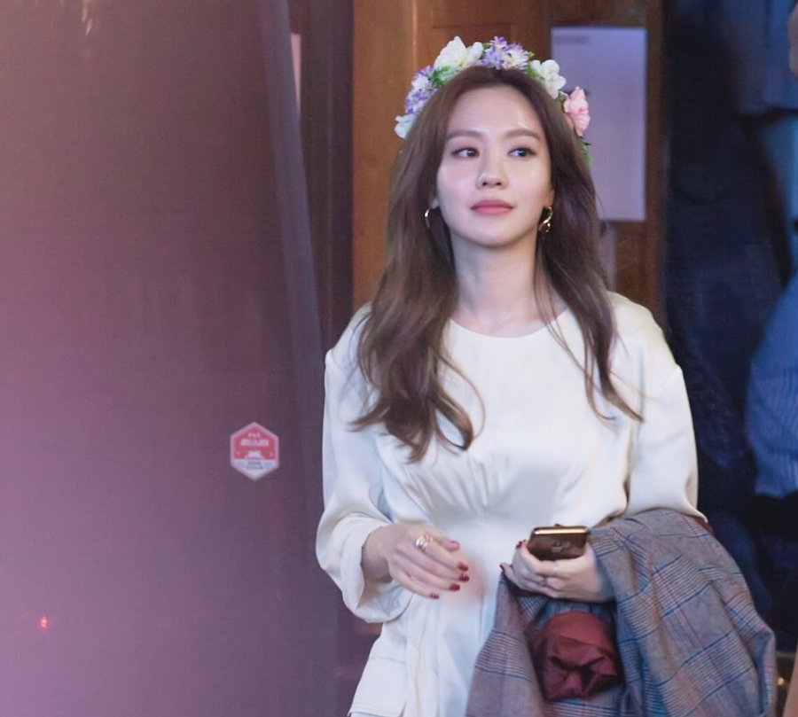 영화 ‘나쁜녀석들’ 시사회 현장에서 꽃 화관을 착용한 김아중의 모습