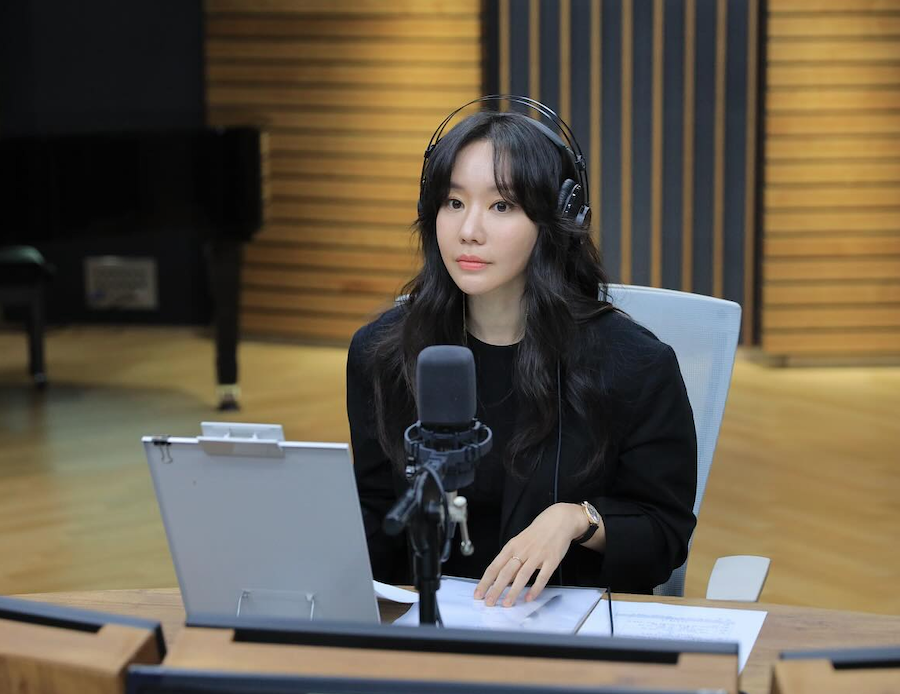 라디오 스튜디오에서 스페셜 DJ로 참여한 김아중의 근황 모습