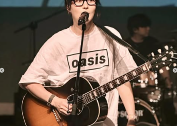 지난 콘서트에서 관객과 직접 소통하며 노래하는 김종서