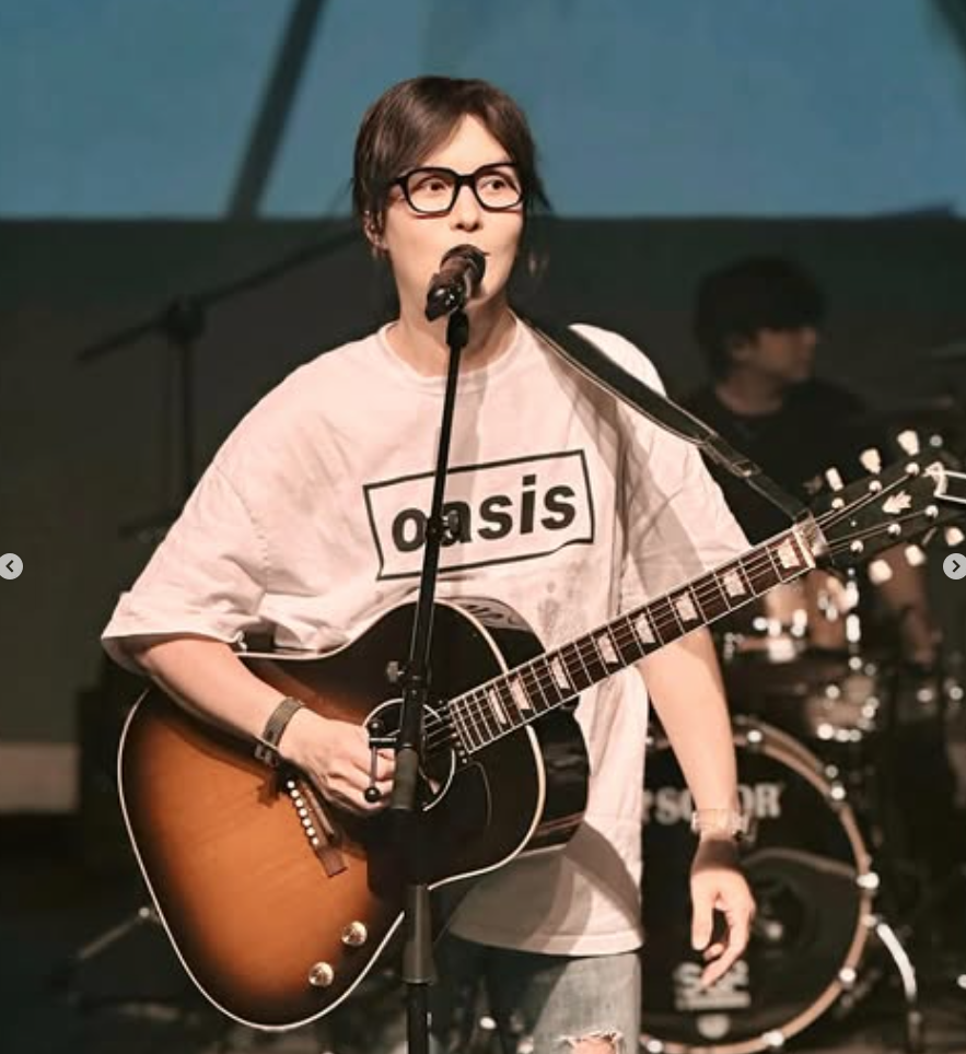 지난 콘서트에서 관객과 직접 소통하며 노래하는 김종서