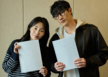 넷플릭스 영화 ‘별짓’ 주연 김민하와 노상현이 대본을 들고 나란히 선 모습