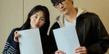 넷플릭스 영화 ‘별짓’ 주연 김민하와 노상현이 대본을 들고 나란히 선 모습