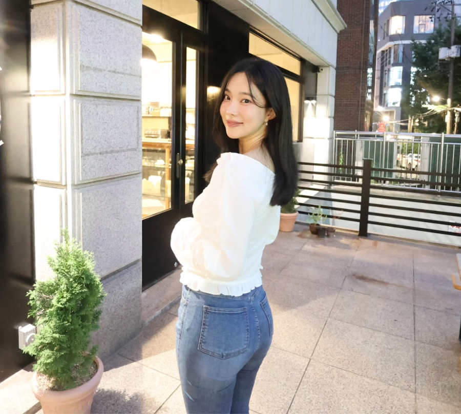 동료 연예인이 촬영한 김나희의 일상적인 뒷모습
