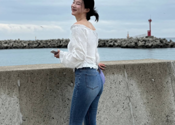 바다를 배경으로 여행 중인 김나희의 자연스러운 모습