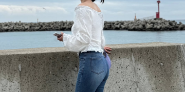 바다를 배경으로 여행 중인 김나희의 자연스러운 모습